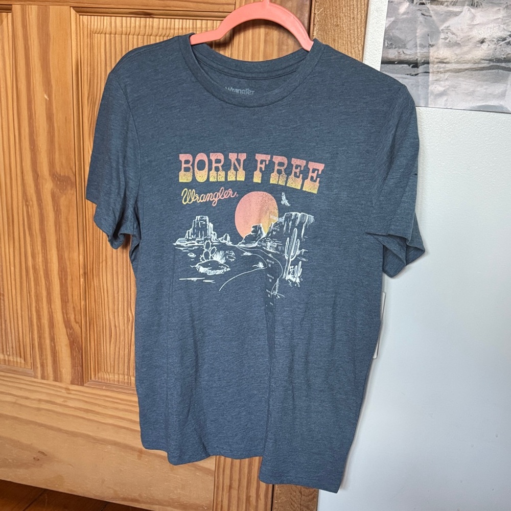 Wrangler women’s Born Free Graphic Tee - Dark Blue